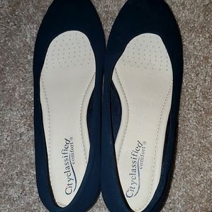 Black casual low wedge